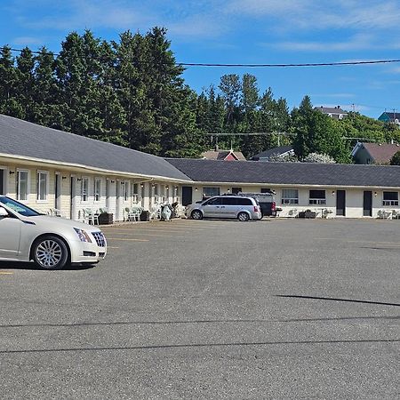 Resto Pub Motel Le Madub L'Isle-Verte Luaran gambar
