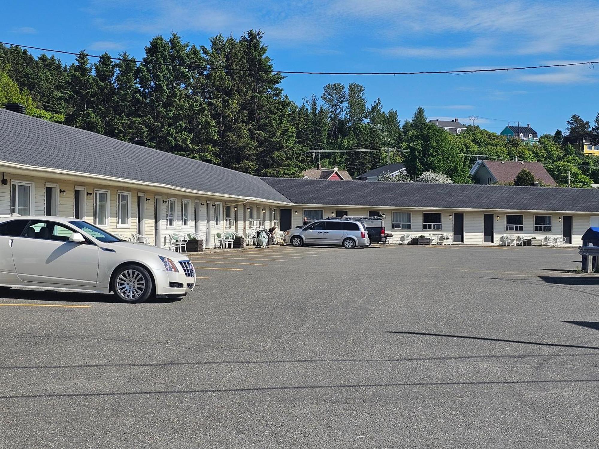 Resto Pub Motel Le Madub L'Isle-Verte Luaran gambar